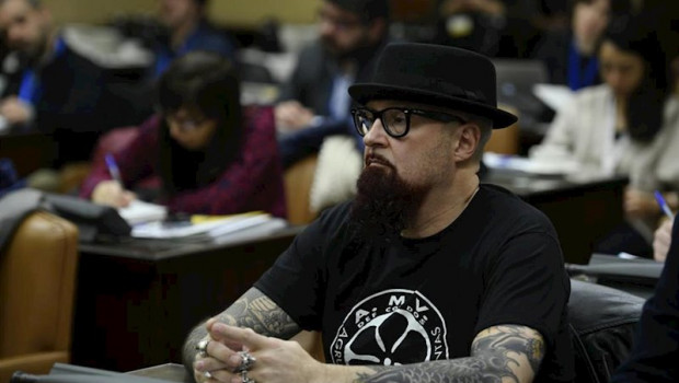 ep el lider del grupo def con dos cesar strawberry durante su participacion en la mesa redonda sobre