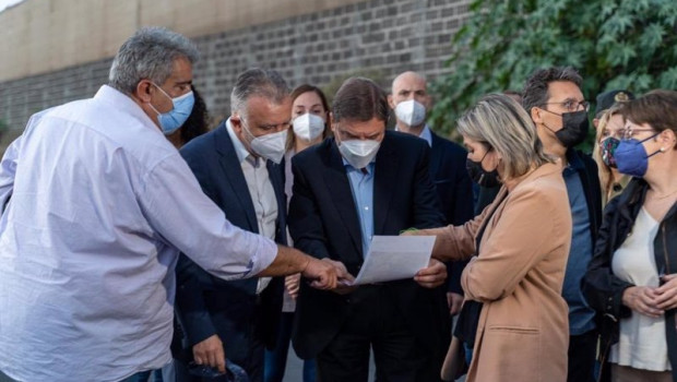 ep el ministro de agricultura ganaderia y pesca luis planas en una visita a una explotacion afectada