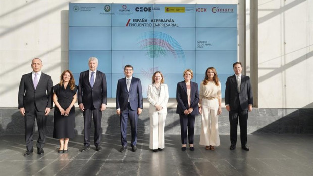 ep el viceministro de economia de azerbaiyan elnur aliyev junto con la secretaria de estado de