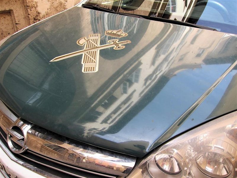 ep imagen de recurso de un coche de la guardia civil con el escudo