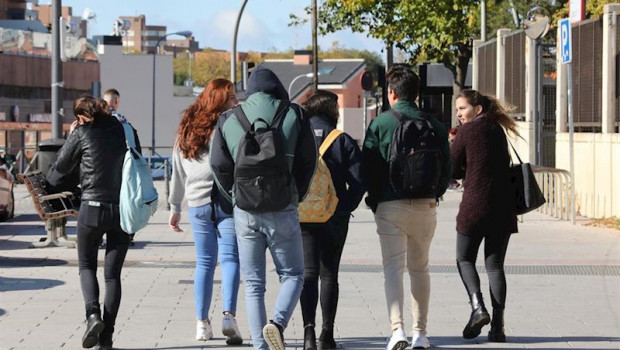 ep imagen de recurso de un grupo de jovenes abrigados en madrid