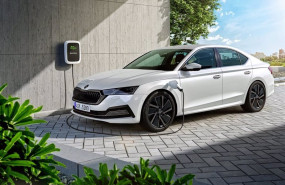 ep imagen de un modelo de skoda on un punto de carga de elli
