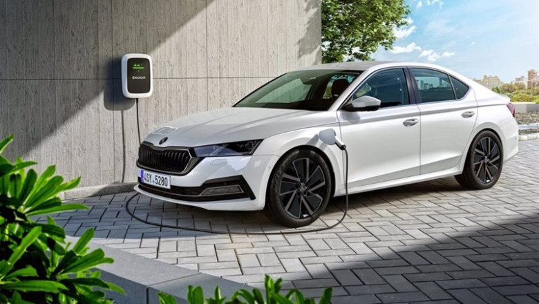 Imagen de un modelo de Skoda on un punto de carga de Elli. | SKODA ep imagen de un modelo de skoda on un punto de carga de elli