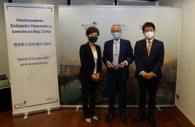 ep josep pique flanqueado por el embajador coreano bahksahnghoo y la directora de kotra young ju ahn