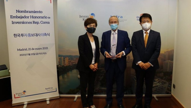 ep josep pique flanqueado por el embajador coreano bahksahnghoo y la directora de kotra young ju ahn