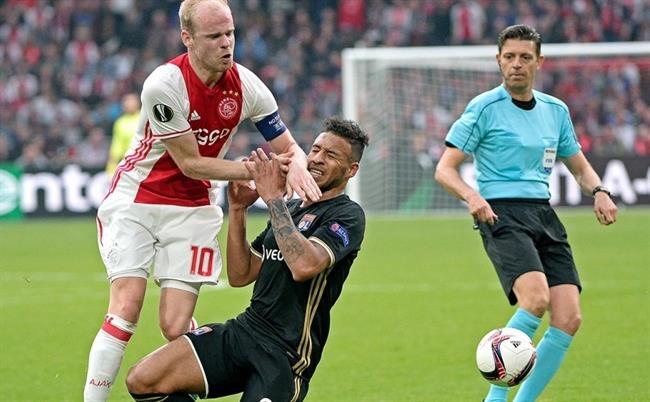 Klaasen y Tolisso disputan un balón en el Ajax-Lyon | S.GUIOCHON/LEPROGRES ep klaasentolisso disputanbalonajax-lyon