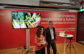 ep la ceo del grupo eroski rosa carabel y el director financiero josu mugarra presentan los