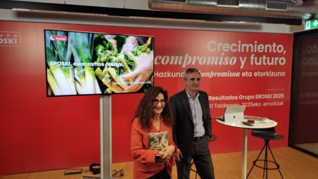 ep la ceo del grupo eroski rosa carabel y el director financiero josu mugarra presentan los