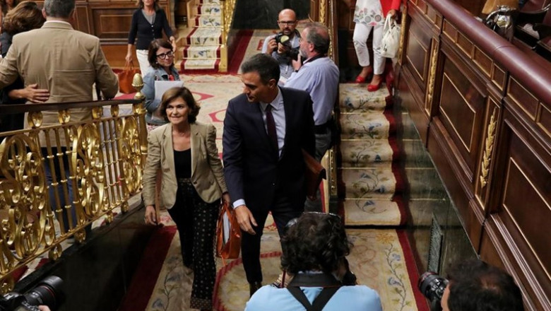 La vicepresidenta del Gobierno en funciones, Carmen Calvo, y el presidente del Gobierno en funciones, Pedro Sánchez, abandonan el Pleno extraordinario en el Congreso que ha tratado la gestión del 'Open Arms'. | Jesús Hellín - Europa Press ep la vicepresidenta del gobierno en funciones carmen calvo y el presidente del gobierno en