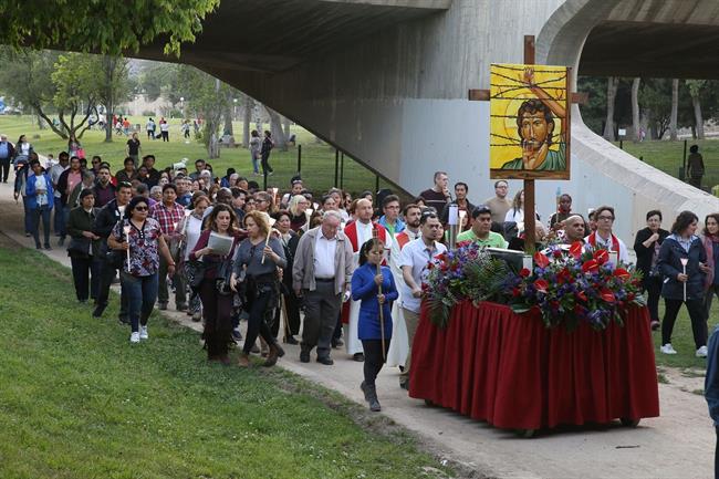 Los feligreses recorrieron el río bajo el lema 'Jesús inmigrante y refugiado' | ARZOBISPADO ep los feligreses recorrieronrio bajolema jesus inmigranterefugiado