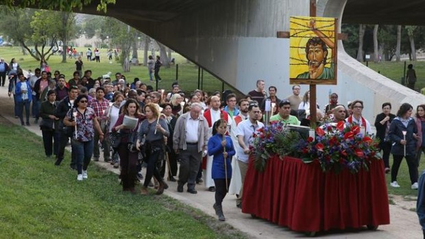 ep los feligreses recorrieronrio bajolema jesus inmigranterefugiado