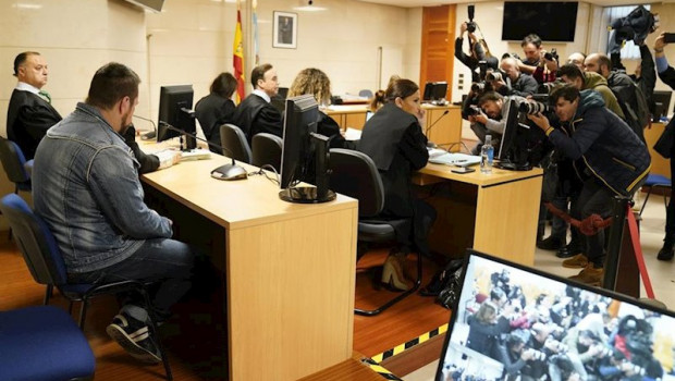 ep miembros de la prensa toman fotos del acusado por el presunto asesinato de diana quer jose