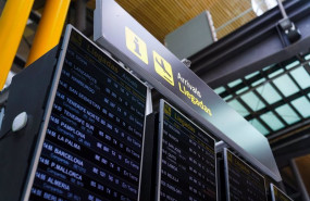 ep panel de llegadas en la t4 del aeropuerto adolfo suarez madrid barajas
