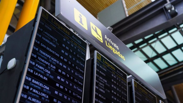 ep panel de llegadas en la t4 del aeropuerto adolfo suarez madrid barajas