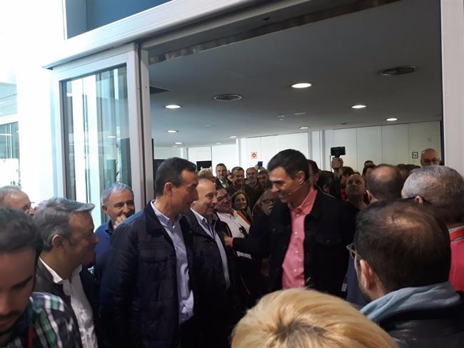 Pedro Sánchez saluda al alcalde de Elche, Carlos González | EUROPA PRESS ep pedro sanchez saludaalcaldeelche carlos gonzalez