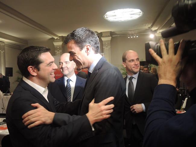 Pedro Sánchez saluda a Alexis Tsipras en Bruselas | PSOE - Archivo ep pedro sanchez saludaalexis tsiprasbruselas