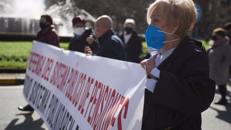 ep pensionistas en una manifestacion en defensa del sistema publico de pensiones