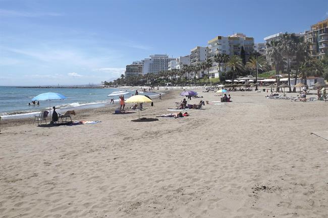 ep playa turismo turistas sol marbella arena orilla mar viajeros relax litoral