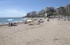 ep playa turismo turistas sol marbella arena orilla mar viajeros relax litoral