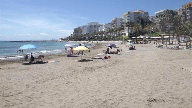 ep playa turismo turistas sol marbella arena orilla mar viajeros relax litoral