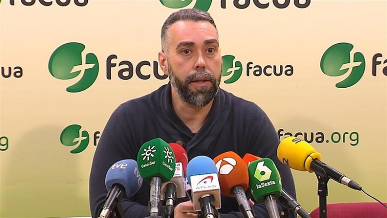 El portavoz de Facua-Consumidores en Acción, Rubén Sánchez, durante la rueda de prensa en la que ha presentado el estudio sobre la evolución de la factura eléctrica entre 2003 y 2018. | Europa Press TV - Europa Press - Archivo ep portavozfacua-consumidoresaccion ruben sanchez duranteruedaprensalaha presentadoestudiola evolucionla factura electrica20032018