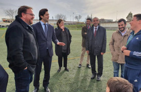 ep solari durante una visita junto al alcalde de merida a la escuela sociodeportiva del real madrid