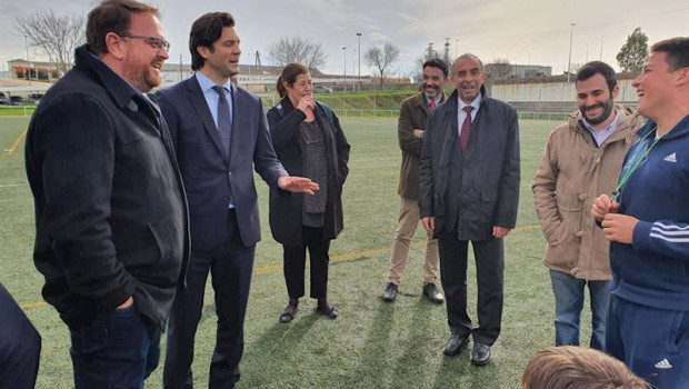 ep solari durante una visita junto al alcalde de merida a la escuela sociodeportiva del real madrid