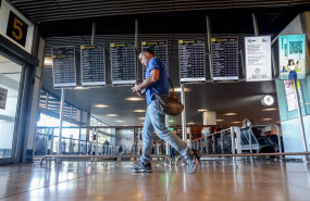 ep un hombre en el aeropuerto adolfo suarez madrid barajas a 4 de agosto de 2023 en madrid espana ep un hombre en el aeropuerto adolfo suarez madrid barajas a 4 de agosto de 2023 en madrid espana