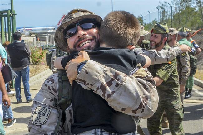 ep un legionario abrazasu hijoaeropuertoalmeriaregresarirak