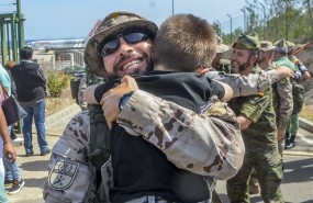 ep un legionario abrazasu hijoaeropuertoalmeriaregresarirak