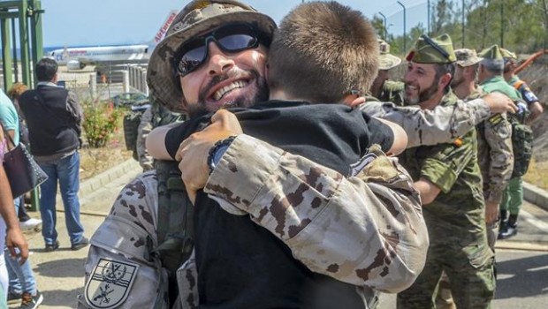 ep un legionario abrazasu hijoaeropuertoalmeriaregresarirak