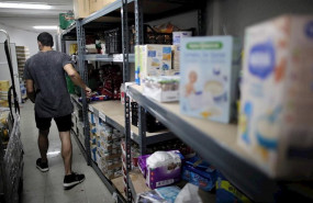 ep un voluntario prepara productos antes de entregarlos a las puertas de la parroquia santa maria