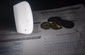 ep una lampara refleja el importe de una factura de la luz