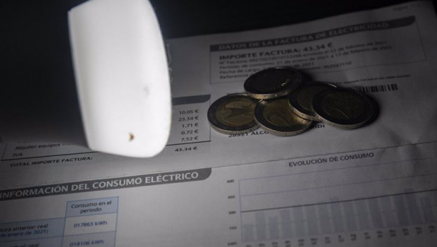 ep una lampara refleja el importe de una factura de la luz