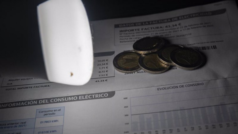 ep una lampara refleja el importe de una factura de la luz ep una lampara refleja el importe de una factura de la luz