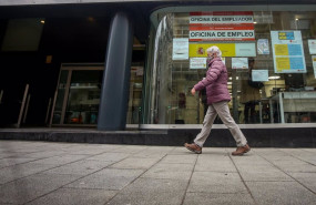 ep una persona pasa por delante de una oficina de empleo de madrid