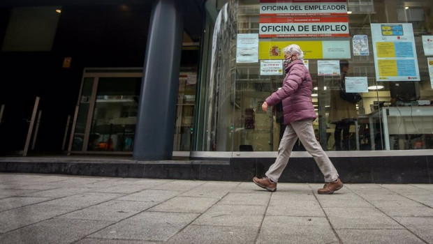 ep una persona pasa por delante de una oficina de empleo de madrid