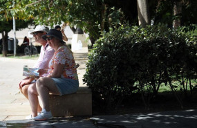 ep varias personas se protegen del sol en una calle de malaga a 27 de junio de 2025 en malaga