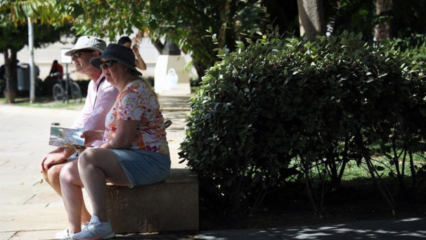 ep varias personas se protegen del sol en una calle de malaga a 27 de junio de 2025 en malaga
