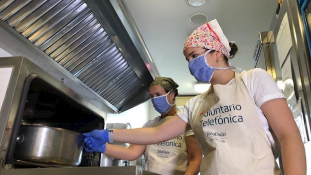 ep voluntarios telefonica se meten entre fogones para ayudar a las familias vulnerables