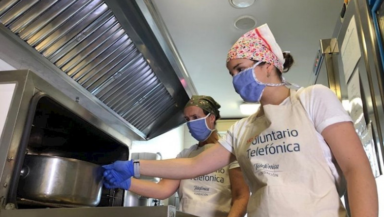 ep voluntarios telefonica se meten entre fogones para ayudar a las familias vulnerables ep voluntarios telefonica se meten entre fogones para ayudar a las familias vulnerables