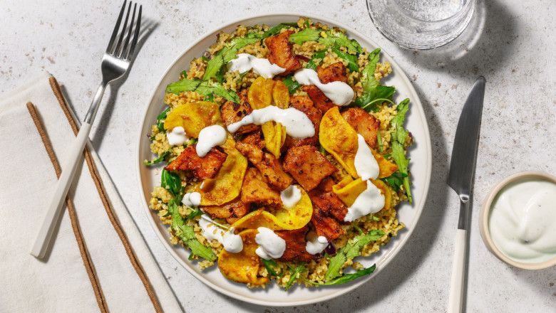 heura con manzana a la curcuma con salsa de yogur sobre bulgur con rucula 1 20250701143747 