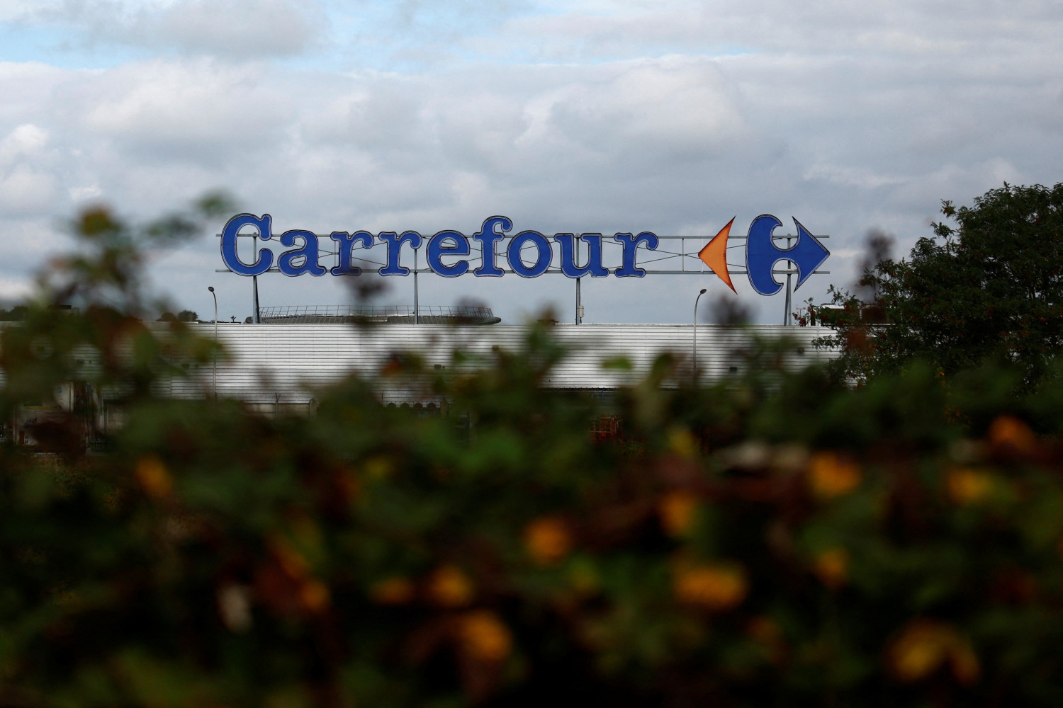 le logo de carrefour a paris 