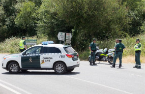 ep agentes de la guardia civil en el tramo de la carretera lu-633 en el termino municipal de