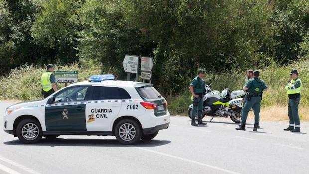 ep agentes de la guardia civil en el tramo de la carretera lu-633 en el termino municipal de