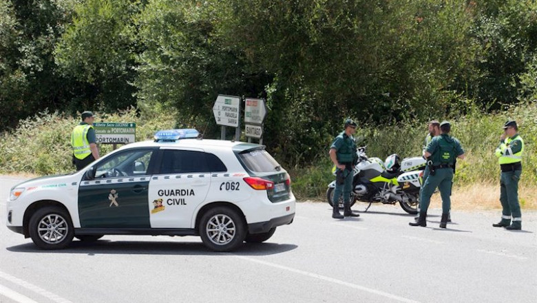 Agentes de la Guardia Civil en el tramo de la carretera LU-633, en el término municipal de Portomarín (Lugo). | Carlos Castro - Europa Press - Archivo ep agentes de la guardia civil en el tramo de la carretera lu-633 en el termino municipal de