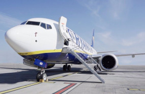 ep archivo   avion de la compania irlandesa en la pista de un aeropuerto