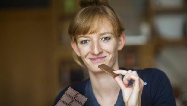 ep archivo   chica comiendo chocolate