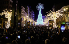 ep archivo   cientos de personas en el encendido del alumbrado navideno de vigo en noviembre de 2025