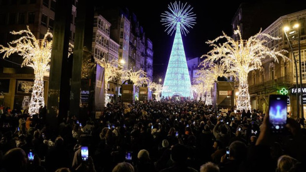 ep archivo   cientos de personas en el encendido del alumbrado navideno de vigo en noviembre de 2025